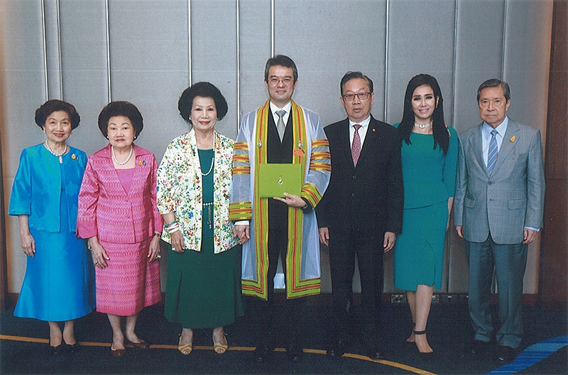 สุดปลื้ม : คุณหญิงสุจิตรา จิราธิวัฒน์ มงคลกิติ เลี้ยงแสดงความยินดีให้แก่หลานสุดเลิฟ 
ธีระยุทธ จิราธิวัฒน์ ซีอีโอ โรงแรมและรีสอร์ทในเครือเซ็นทารา ที่ได้รับพระราชทานปริญญาศิลปศาสตรดุษฎีบัณฑิตกิตติมศักดิ์ (การโรงแรม) มหาวิทยาลัยเทคโนโลยีราชมงคลกรุงเทพ โดยมี ศ.วิโรจน์ เลาหะพันธุ์, คุณพ่อสุทธิเกียรติ จิราธิวัฒน์, 
มุกดา เอื้อวัฒนะสกุล, รัตนา นรพัลลภ และ อาภัสรา หงสกุล มาร่วมแสดงความยินดีด้วย ที่ห้อง M 23 โรงแรมเซ็นทาราแกรนด์ เซ็นทรัลเวิลด์