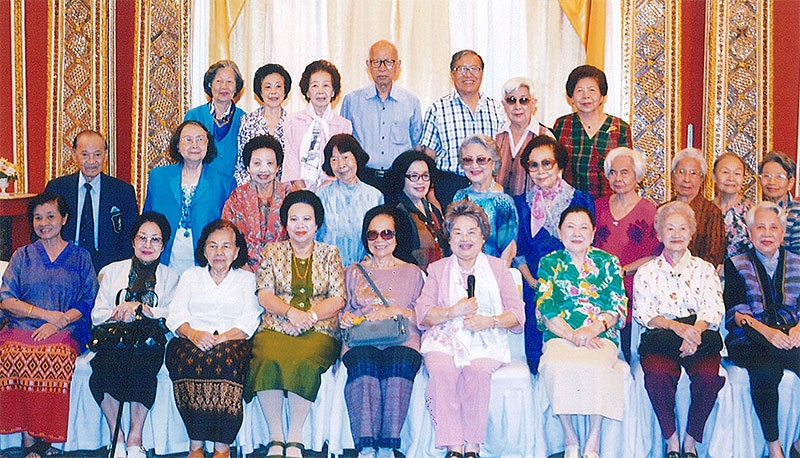 สังสรรค์ : ผศ.กรองทอง ชวลิตธำรง ประธานศิษย์เก่าคณะอักษรศาสตร์ รุ่นที่ 22 จุฬาลงกรณ์มหาวิทยาลัย จัดงานเลี้ยงพบปะสังสรรค์ “59 ปีจากกันไป พบกันใหม่ให้เหมือนเดิม” โดยมี ศ.ดร.เจตนา นาควัชระ, ศ.ดร.กาญจนา นาคสกุล, ศ.ดร.อำภา 
โอตระกูล, ศ.ดร.ศรีสุรางค์ พูลทรัพย์ และ รศ.ดร.ชมพันธ์ กุญชร ณ อยุธยา มาร่วมงาน 
ณ ห้องมณเฑียรทิพย์ โรงแรมมณเฑียร กรุงเทพฯ ถนนสุรวงศ์