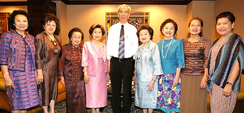 เพื่อนๆร่วมยินดี : มุกดา เอื้อวัฒนะสกุล, รัตนา นรพัลลภ, ขจิตพรรณ ไทยเพ็ชร และคณะผู้พิพากษาสมทบศาลเยาวชนและครอบครัวกลาง ร่วมเลี้ยงยินดีแด่ ภัทรศักดิ์ ศิริสินธว์ ในโอกาสได้รับโปรดเกล้าฯ ให้ดำรงตำแหน่ง ผู้พิพากษาหัวหน้าศาลจังหวัดพระโขนง ที่โรงแรมเซ็นทาราแกรนด์ฯ ลาดพร้าว