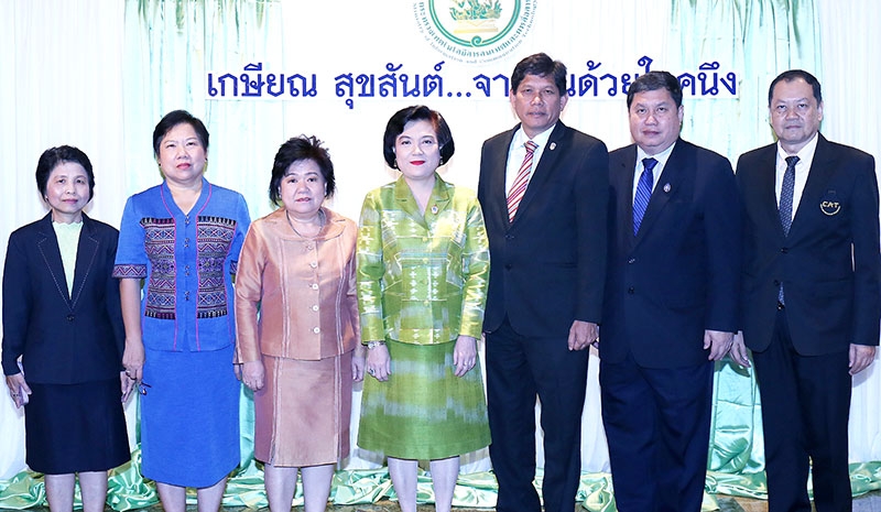 สุขสันต์วันเกษียณ : ทรงพร โกมลสุรเดช ปลัดกระทรวงดิจิทัลเพื่อเศรษฐกิจและสังคม เปิดอบรมหลักสูตรการพัฒนาคุณภาพชีวิต และมอบโล่เกียรติคุณให้แก่ผู้เกษียณอายุราชการ ประจำปี 2559 โดยมี น.อ.สมศักดิ์ ขาวสุวรรณ์ รองปลัดกระทรวงฯ ร่วมงาน ที่โรงแรมมิราเคิล แกรนด์ คอนเวนชั่น หลักสี่