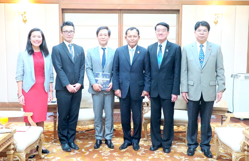 พัฒนาการเรียนรู้ : คิม จงสถิตย์วัฒนา กรรมการผู้จัดการบริษัท นานมีบุ๊คส์ จำกัด นำ ฮิโรอากิ มิยาฮาระ ประธานบริษัทกักเคน โฮลดิ้ง จำกัด เข้าพบ พล.อ.ดาว์พงษ์ รัตนสุวรรณ รัฐมนตรีว่าการกระทรวงศึกษาธิการ เพื่อหารือแนวทางการสอนวิชาวิทย์และคณิตฯ โดยการสอดแทรกการสอนวิชาจริยธรรม ควบคู่ไปกับด้านวิชาการให้กับเด็กไทย ณ กระทรวงศึกษาธิการ