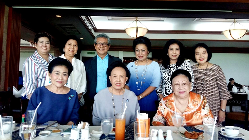 สังสรรค์ : คุณหญิงแสงเดือน ณ นคร, คุณหญิงชอุ่มศรี วีรานุวัตติ์ ร่วมสังสรรค์กับน้องๆ มี ลลิสา จงบารมี, นันทชา สินพัฒนสกุล, พลตรี พญ.ทรงพร วาณิชเสนี และ อ.ศุภกิจ อุตตรนคร ณ รอยัล แบงค็อก สปอร์ตสคลับ