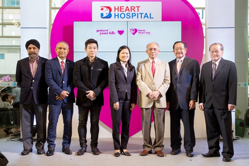 วันหัวใจโลก : พญ.ปรมาภรณ์ ปราสาททองโอสถ ประธานคณะผู้บริหารกลุ่ม 1 และผู้อำนวยการโรงพยาบาลกรุงเทพ ร่วมกับ นพ.ประดับ สุขุม ผู้อำนวยการโรงพยาบาลหัวใจกรุงเทพเป็นประธานเปิดงาน “Master Heart Care Station” สถานีเติมพลังพร้อมดูแลหัวใจอย่างมืออาชีพเนื่องในวันหัวใจโลก ณ โถงชั้น 1 โรงพยาบาลกรุงเทพ