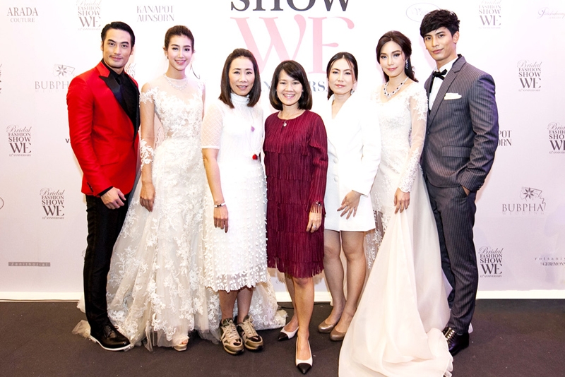 ครบรอบ 12 ปี : เอี่ยมศรี บุญหชัยรัตน์ ผู้ช่วยกรรมการผู้จัดการใหญ่ บริษัท อมรินทร์พริ้นติ้งแอนด์พับลิชชิ่ง จำกัด (มหาชน) และ อัญรัตน์ จรัสมาธุสร บรรณาธิการบริหารนิตยสาร WE ร่วมเปิดงานแฟชั่นโชว์ชุดแต่งงานจากแบรนด์ชั้นนำ ณ แฟชั่นฮอลล์ ชั้น 1 สยามพารากอน