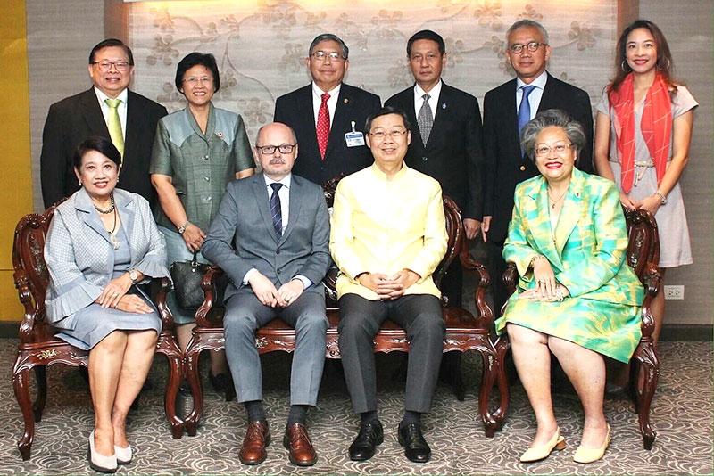 เลี้ยงอำลา : คุณหญิงทรงสุดา ยอดมณี ประธานกลุ่มมิตรภาพไทย-โปแลนด์ เป็นเจ้าภาพเลี้ยงส่ง ฯพณฯ เซนอน คู้ห์จัก เอกอัครราชทูตโปแลนด์ ประจำประเทศไทย โดยมี สุรชัย เลี้ยงบุญเลิศชัย, พิไลพรรณ สมบัติศิริ, วีระศักดิ์ ฟูตระกูล, กาญจนารัตน์ ลีวิโรจน์, พลเอกไพชยนต์ ค้าทันเจริญ, นายแพทย์ธำรง ทัศนาญชลี, อนุศาสน์ สุวรรณมงคล มาร่วมงาน ณ โรงแรม เดอะ สุโกศล