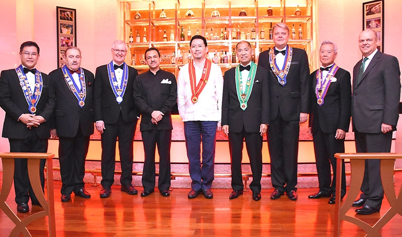 นักชิมนานาชาติ : มร.อลัน แคม นายกสมาคมนักชิมระดับนานาชาติ จัดงานเลี้ยงมื้อค่ำ เชน เดส์ โรติเซอร์ส เพื่อสนับสนุนศิลปะในการประกอบอาหาร โดยมี สมาชิก และแขกผู้มีเกียรติร่วมงานมากมาย ณ ห้องอาหารริบรูม แอนด์ บาร์ ชั้น 31 โรงแรมแลนด์มาร์ค กรุงเทพฯ