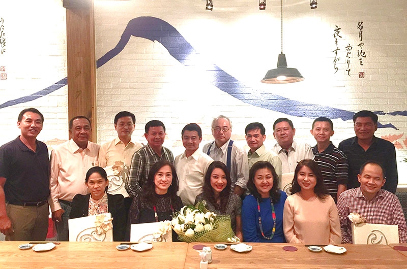 เพื่อนได้ดี : พ.อ.เศรษฐพงค์ มะลิสุวรรณ ประธานหมู่กวาง หลักสูตรวิทยาลัยป้องกันราชอาณาจักร รุ่นที่ 57 พร้อมเพื่อนๆ เลี้ยงฉลองเลื่อนตำแหน่ง ให้แก่ พลโทคำรณ เครือวิชฌยาจารย์, วิสุนี บุนนาค, วีระศักดิ์ วิจิตร์แสงศรี, พล.อ.ต.ธราธร รัตนเนนย์, สมยศ อักษร ณ มิฮารุ ศาลาแดง