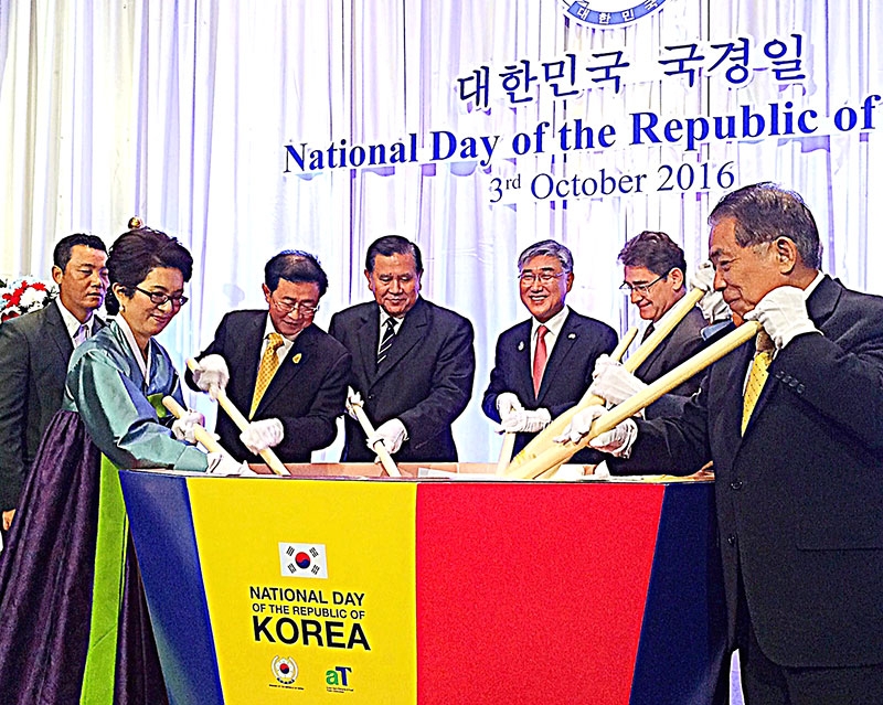 วันชาติเกาหลีใต้ : H.E.Mr.Noh Kwang-il เอกอัครราชทูตเกาหลีใต้ประจำราชอาณาจักรไทย จัดงานเลี้ยงเฉลิมฉลองวันชาติเกาหลีใต้ โดยมี พล.อ.ธนะศักดิ์ ปฏิมาประกร (รองนายกรัฐมนตรี) มาร่วม ท่ามกลางทูตานุทูต ณ โรงแรม Shangri-La Hotel, Bangkok