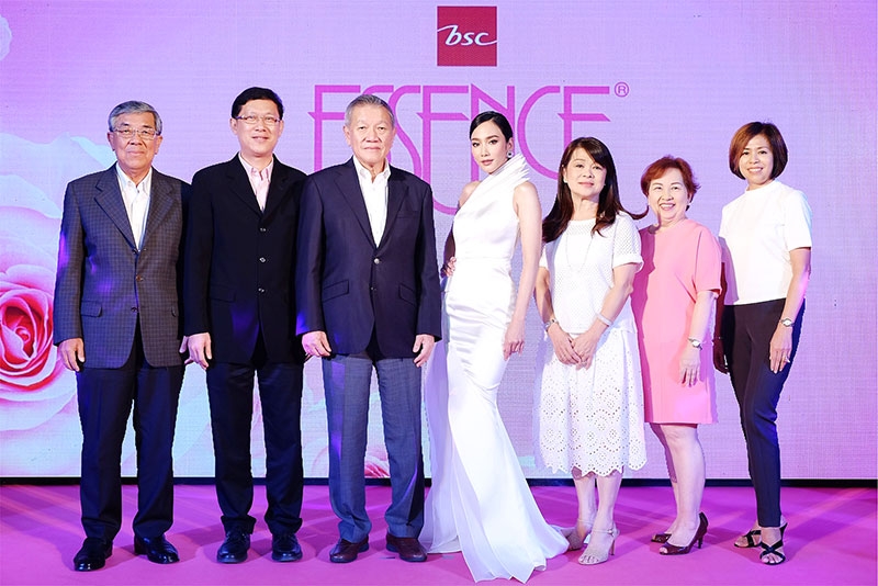 เปิดตัวโฉมใหม่ : บุญเกียรติ โชควัฒนา ประธานกรรมการบริษัทไอ.ซี.ซี. อินเตอร์เนชั่นแนล จำกัด (มหาชน) เปิดตัวผลิตภัณฑ์ซักผ้าเอสเซ้นซ์โฉมใหม่ที่มาพร้อมสูตรใหม่ที่เพิ่มความหอมและลดกลิ่นอับชื้นได้ดีกว่าเดิม โดยมี อั้ม-พัชราภา ไชยเชื้อ ซูเปอร์สตาร์ เพื่อสะท้อนภาพลักษณ์ความสวยงามทันสมัยของผลิตภัณฑ์ ที่ลานอีเดน เซ็นทรัลเวิลด์
