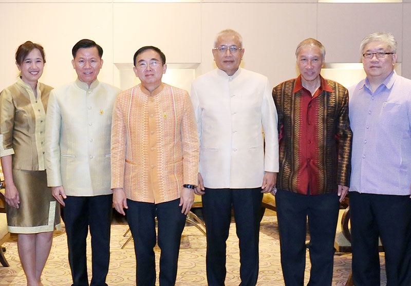 เตรียมล่วงหน้า : วีระ โรจน์พจนรัตน์ รมว.วัฒนธรรม เปิดประชุมเรื่อง “การบูรณาการแผนปฏิบัติราชการประจำปีงบประมาณ พ.ศ. 2560” โดยมี 
ดร.พงศ์ศักติฐ์ เสมสันต์ ที่ปรึกษา รมว., ปรารพ เหล่าวานิช เลขานุการ รมว.และ กฤษศญพงษ์ ศิริ ปลัดกระทรวง ร่วมงาน ที่โรงแรมมิราเคิล แกรนด์ 
คอนเวนชั่น