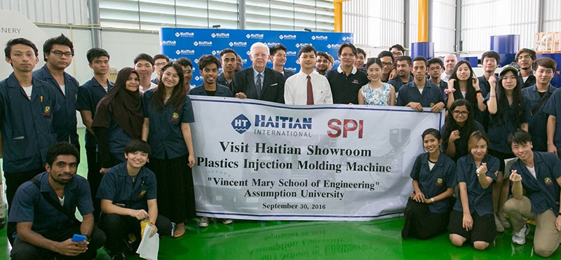 เรียนรู้ดูจริง : ผศ.ดร.จิรเดช คงทน และ ดร.โรเบิร์ต ฟาร์เรล นำนักศึกษา
คณะวิศวกรรมศาสตร์ มหาวิทยาลัยอัสสัมชัญ ฟังบรรยายและเยี่ยมชม
กระบวนการทำงานของเครื่องฉีดพลาสติก ยี่ห้อ “ไห่เทียน” โดยมี โจ จันทร์ล้วน 
ผอ.ฝ่ายขาย บจก.เอสพี อินเตอร์แมค เป็นวิทยากร ที่โชว์รูมไห่เทียน ถ.มอเตอร์เวย์