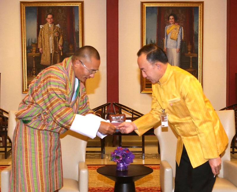 ACD Summit : ม.ล.ปนัดดา ดิศกุล รมต.ประจำสำนักนายกรัฐมนตรี ในฐานะผู้แทนรัฐบาลไทย ต้อนรับ นายกรัฐมนตรีแห่งราชอาณาจักรภูฏาน ในโอกาสเดินทางมาเข้าร่วมประชุมสุดยอดกรอบความร่วมมือเอเชีย ครั้งที่ 2 ซึ่งราชอาณาจักรไทย เป็นเจ้าภาพ ระหว่างวันที่ 9-10 ต.ค. 2559 ณ ท่าอากาศยานสุวรรณภูมิ