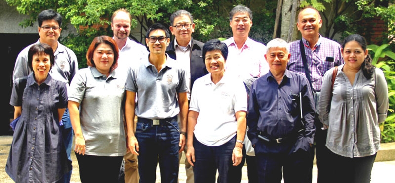 ศึกษาดูงาน : อรุษ นวราช ผู้บริหาร สามพรานริเวอร์ไซด์ ต้อนรับคณะจากมูลนิธิเกษตรอินทรีย์ไทย กรมพัฒนาที่ดิน และผู้แทนธนาคารพัฒนาเอเชีย ในโอกาสเข้าเยี่ยมชมการทำเกษตรอินทรีย์ระบบ Participatory Guarantee Systems โครงการสามพรานโมเดล ที่โรงแรมสามพราน ริเวอร์ไซด์ อ.สามพราน จ.นครปฐม