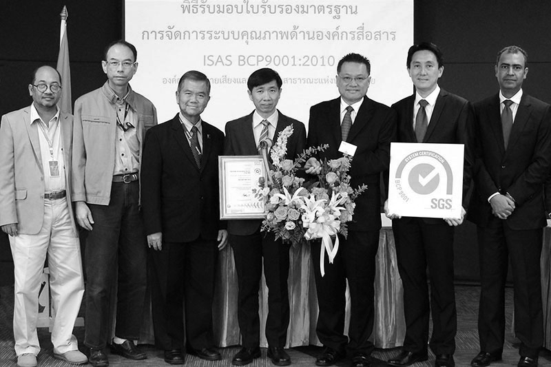 รับรองสื่อรายแรก :
จิโรจ ณ นคร กก.ผจก.บจ. เอสจีเอส (ประเทศไทย) ผู้เชี่ยวชาญด้านการ
ตรวจสอบ การทดสอบ 
และการรับรองระบบ มอบใบรับรองระบบบริหารคุณภาพมาตรฐาน ISAS BCP 9001 มาตรฐานการจัดการระบบคุณภาพด้านองค์กรสื่อสาร (International Standardization Accreditation Services) ให้แก่ กฤษดา เรืองอารีย์รัชต์
ผอ.องค์การกระจายเสียงและแพร่ภาพสาธารณะแห่งประเทศไทย (ส.ส.ท.) หรือ ไทยพีบีเอส
ซึ่งเป็นสื่อมวลชนรายแรกของประเทศที่ได้รับการรับรองระบบคุณภาพด้านองค์กรสื่อสาร