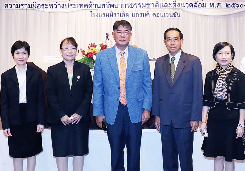 รับฟังความเห็น : เกษมสันต์ จิณณวาโส ปลัดกระทรวงทรัพยากรธรรมชาติและสิ่งแวดล้อม เปิดการประชุม“(ร่าง) ยุทธศาสตร์ความร่วมมือระหว่างประเทศ ด้านทรัพยากรธรรมชาติและสิ่งแวดล้อม พ.ศ.2560-2564” โดยมีผู้เชี่ยวชาญด้านทรัพยากรธรรมชาติฯ ร่วมงาน ที่โรงแรมมิราเคิล แกรนด์ คอนเวนชั่น