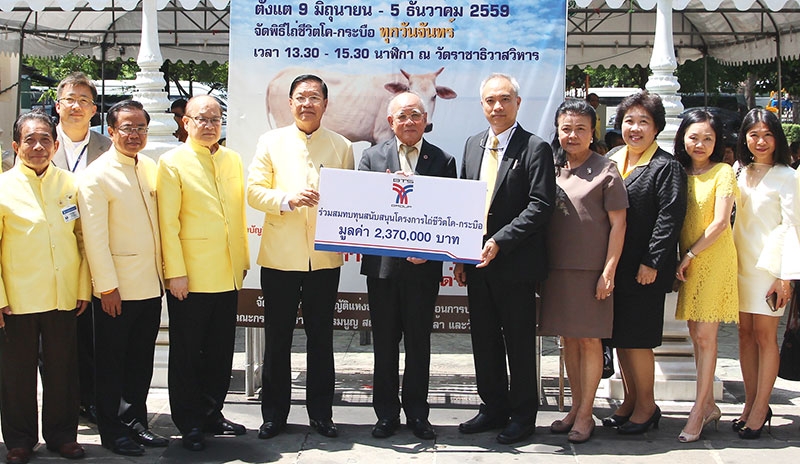 ไถ่ชีวิต 79 ตัว : ดร.อาณัติ อาภาภิรม กก.บห.บมจ.บีทีเอส กรุ๊ปโฮลดิ้งส์ และ รังสิน กฤตลักษณ์ ผอ.ใหญ่สายปฏิบัติการมอบเงิน 2,370,000 บาท ให้แก่พล.ร.อ.ศิษฐวัชร วงษ์สุวรรณ ในโครงการไถ่ชีวิตโค-กระบือ ซึ่งจัดโดยสภานิติบัญญัติแห่งชาติเพื่อถวายเป็นพระราชกุศลฯ ณ วัดราชาธิวาสวิหาร เขตดุสิต