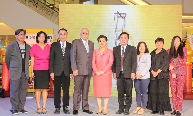 เทศกาลหุ่นโลก : นพดล ภาคพรต รองผู้ว่าการด้านสินค้าและธุรกิจท่องเที่ยว การท่องเที่ยวแห่งประเทศไทย (ททท.) เป็นประธานในงานแถลงข่าวการจัดงานเทศกาลหุ่นโลก กาญจนบุรี 2016 โดยมี นพรัตน์ เมธาวีกุลชัย, ม.ร.ว.ศรีคำรุ้ง ยุคล รัตตกุล, ม.จ.ชาตรีเฉลิม-หม่อมกมลา ยุคล, มยุรี ชัยพรหมประสิทธิ์, กวินพร เจริญศรี, เข็มพร วิรุณราพันธ์ และ นิมิตร พิพิธกุล มาร่วม ณ แฟชั่นฮอลล์ ศูนย์การค้าสยามพารากอน