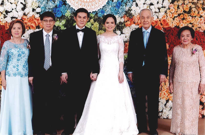 ฉลองสมรสพระราชทาน : อานันท์ ปันยารชุน อดีตนายกรัฐมนตรี เป็นประธานพิธีมงคลสมรสระหว่าง รุ่งพร เริงพิทยา บุตรี วิรุณ-กนิษฐา เริงพิทยา กับวุฒิพงศ์ ตระกูลรัตนาวงศ์ บุตร นายแพทย์กิตติ-ธีรนันท์ ตระกูลรัตนาวงศ์ ณ ห้องแกรนด์บอลรูม โรงแรมแชงกรี-ลา กรุงเทพฯ