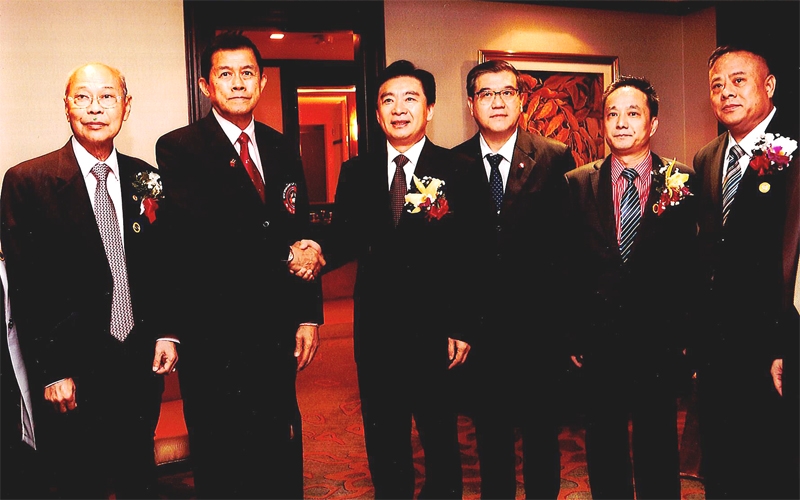 ร่วมมือทางเศรษฐกิจ : กร ทัพพะรังสี นายกสมาคมมิตรภาพไทย-จีน เป็นประธานเปิดงานสัมมนา “ความร่วมมือทางเศรษฐกิจและการค้าจีน (กวางตุ้ง)-ไทย” จัดโดย คณะกรรมการส่งเสริมการค้ามณฑลกวางตุ้ง ร่วมกับ สมาคมพัฒนาเศรษฐกิจไทย-จีน ณ ห้องบอลรูม โรงแรมแชงกรี-ลา กรุงเทพฯ โดยมี มร.หวัง หลง ผู้ว่าการมณฑลกวางตุ้ง สภาที่ปรึกษาทางการเมืองแห่งชาติ สาธารณรัฐประชาชนจีน รองศาตราจารย์พรชัย ตระกูลวรานนท์ ผู้ช่วยรัฐมนตรีว่าการกระทรวงอุตสาหกรรม และ จิตติ ตั้งสิทธิ์ภักดี ประธานหอการค้าไทย-จีน มาร่วมงาน