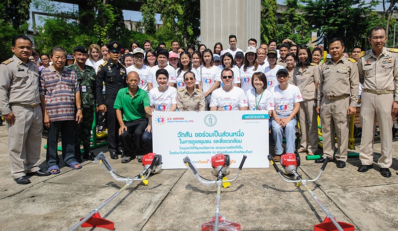 สุขภาพคนในชุมชน : ร็อด เร้าท์ลี่ย์ กก.ผจก.วัตสัน ประเทศไทย และ อัจฉราวดี ชัยสุวิรัตน์ ผอ.เขตคลองเตย พร้อมพนักงานวัตสัน ร่วมกันพัฒนาปรับปรุงทัศนียภาพในสวนเฉลิมพระเกียรติสมเด็จย่า เขตคลองเตย พร้อมมอบอุปกรณ์ออกกำลังกาย เครื่องตัดหญ้า และเก้าอี้สวนสาธารณะ ในวันอาสาสมัครสากล