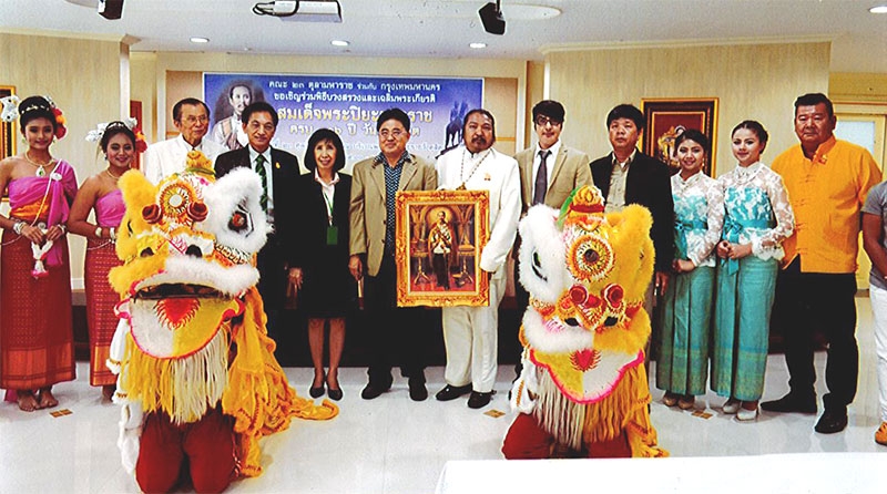 แถลงข่าว : อารีย์ วงศ์นพรัตน์เลิศ ผู้ช่วยปลัดกรุงเทพมหานคร พร้อมด้วย จักรพันธ์ วรอาคาร เลขานุการสมาคมเสริมความงามแห่งประเทศไทย ร่วมแถลงข่าวและประชุมคณะกรรมการจัดงาน “พิธีบวงสรวงเฉลิมพระเกียรติสมเด็จ
พระปิยมหาราช” ที่โรงห้องเจ้าพระยาศาลาวรการกรุงเทพมหานคร