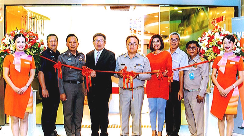เปิดตัว สมายล์ เลานจ์ : ดรุณ แสงฉาย รองปลัดกระทรวงคมนาคม และรักษาการอธิบดีกรมท่าอากาศยาน สมศักดิ์ จังตระกุล ผู้ว่าราชการจังหวัดอุบลราชธานี และ เนตรนภางค์ ธีระวาส รองประธานเจ้าหน้าที่สายการพาณิชย์และการบริการลูกค้า บริษัทไทยสมายล์แอร์เวย์ จำกัด ร่วมกันเปิดห้องรับรองพิเศษ สมายล์ เลานจ์ ณ ท่าอากาศยานอุบลราชธานี เป็นแห่งแรก