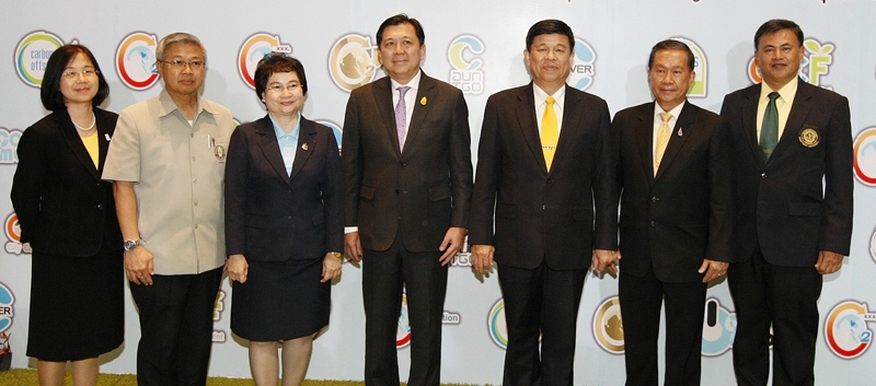 ร่วมใจลดโลกร้อน : พล.อ.สุรศักดิ์ กาญจนรัตน์ รมว.กระทรวงทรัพยากรธรรมชาติและสิ่งแวดล้อม เป็นประธานในพิธีขอบคุณและมอบประกาศนียบัตร พร้อมโล่เกียรติยศ แด่บุคคล องค์กรและผลิตภัณฑ์ลดโลกร้อน ในงาน “ร้อยดวงใจ ร่วมใจลดโลกร้อน” ประจำปี 2559 โดยมี ประเสริฐสุข จามรมาน ผอ.องค์การบริหารจัดการก๊าซเรือนกระจก (องค์การมหาชน) ต้อนรับ ณ ศูนย์การประชุมแห่งชาติสิริกิติ์ กรุงเทพฯ