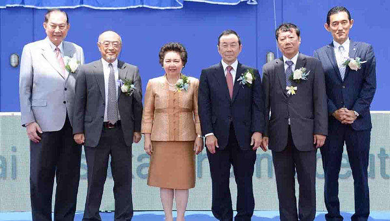 ได้ฤกษ์เปิด : บจ.ไทยโอซูก้า กลุ่มผู้นำบริษัทยาชั้นนำในประเทศไทยนำโดย ชินซึเกะ ยุอาสะประธานบริษัท และ ธนัญ สันตโยดม ประธาน กก. ตัวแทนบริหารฝ่าย กก. ได้ฤกษ์เปิดตัวโรงงานผลิตอาหารทางการแพทย์แห่งใหม่ และแห่งเดียวในประเทศไทยอย่างเป็นทางการ เพื่อรองรับตลาดที่ขยายตัวต่อเนื่องทั้งในและต่างประเทศ โดยมี ดร.อรรชกา สีบุญเรือง รมว.กระทรวงอุตสาหกรรม เป็นประธานในพิธีเปิด พร้อมด้วยบุญยสิทธิ์  โชควัฒนา  ประธานเครือสหพัฒน์, ชิโร ซาโดชิมะ ออท.ญี่ปุ่น, ชินอิจิ โอกาซาวาระประธานบ.โอซูก้า ฟาร์มาซูติคอล แฟตตอรี่ ประเทศญี่ปุ่น เข้าร่วมงาน ณ บจ.ไทยโอซูก้า