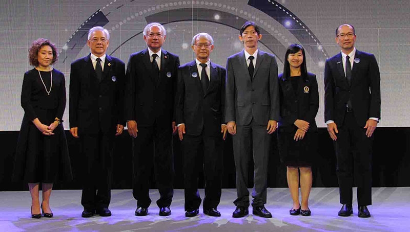 รับรางวัลพระราชทาน : วรรณวีรา รัชฎาวงศ์ กก.บริหาร สมาคมการจัดการธุรกิจแห่งประเทศไทย หรือTMA และ นายสัตวแพทย์ รุจเวทย์ ทหารแกล้ว ประธาน กก.รางวัลนักเทคโนโลยีดีเด่น/ รางวัลนักเทคโนโลยีรุ่นใหม่ ร่วมยินดีกับผู้ที่ได้รับรางวัลพระราชทานนักเทคโนโลยีดีเด่น/รางวัลนักเทคโนโลยีรุ่นใหม่ ประจำปี 2559 บนเวทีสัมมนา STI Forum And Outstanding Technologist Awards 2016 ที่ทาง TMA ร่วมมือกับ มูลนิธิส่งเสริมวิทยาศาสตร์และเทคโนโลยีฯ จัดขึ้นเพื่อเชิดชูเกียรติแก่นักเทคโนโลยีไทยที่มีผลงานโดดเด่นด้านการวิจัยและพัฒนาที่เป็นประโยชน์ต่อประเทศชาติ ซึ่งจัดขึ้น ณ แอทธินี คริสตัลฮอลล์ โรงแรมพลาซ่า แอทธินี รอยัล เมอริเดียน