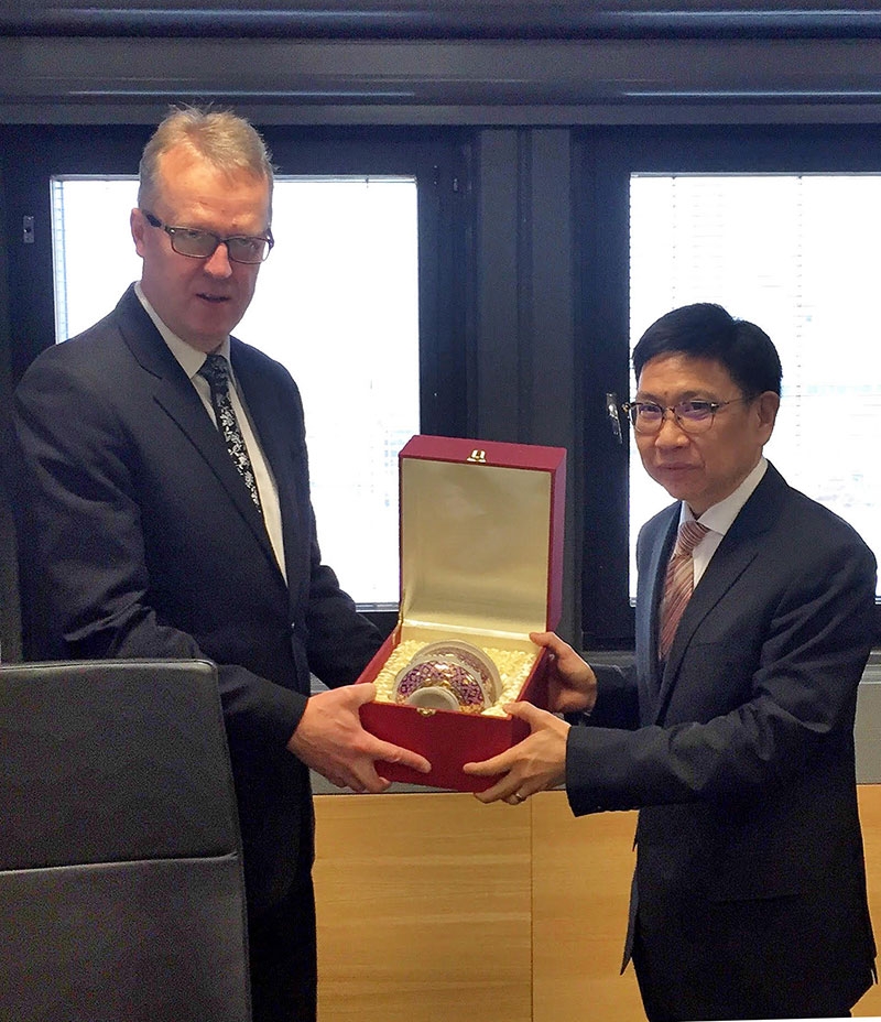 ศึกษางานศุลกากร : กุลิศ สมบัติศิริ อธิบดีกรมศุลกากร มอบของที่ระลึกให้แก่ 
Mr.Antti Hartikainen อธิบดีศุลกากร สาธารณรัฐฟินแลนด์ ในโอกาสเข้าเยี่ยมคารวะเพื่อแลกเปลี่ยนความคิดเห็น ประสบการณ์ และแนวทางการเพิ่มประสิทธิภาพในการบริการและการควบคุมทางศุลกากร ณ สาธารณรัฐฟินแลนด์