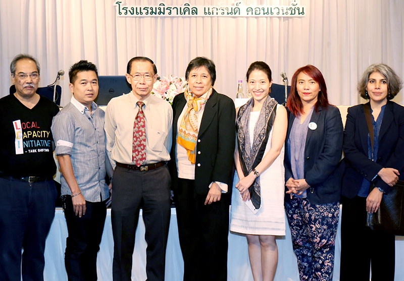 แลกเปลี่ยนเรียนรู้ : รวิภา วรรณกิจ องค์การเพื่อการพัฒนาระหว่างประเทศของสหรัฐอเมริกา เปิดสัมมนาเรื่อง “แนวทางการให้บริการเอชไอวีโดยชุมชน” จัดโดย มูลนิธิรักษ์ไทย โดยมี ศ.กิตติคุณ นพ.ประพันธ์ ภานุภาค ผอ.ศูนย์วิจัยโรคเอดส์ สภากาชาดไทย ร่วมงาน ที่ โรงแรมมิราเคิล แกรนด์ คอนเวนชั่น