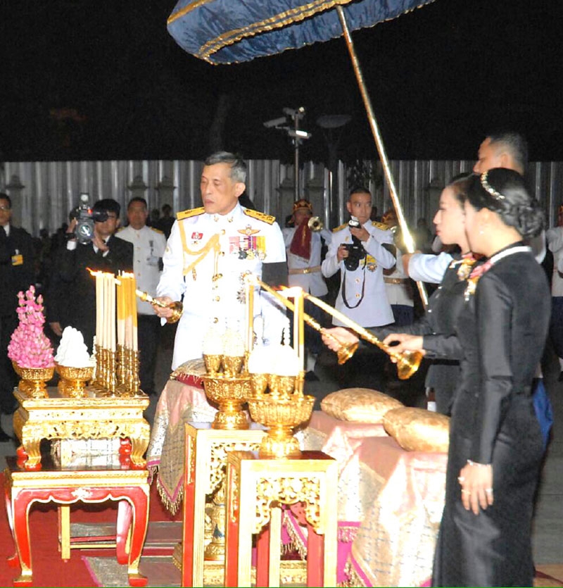 สมเด็จพระบรมโอรสาธิราชฯ สยามมกุฎราชกุมาร เสด็จพระราชดำเนิน พร้อมด้วย พระเจ้าหลานเธอ พระองค์เจ้าพัชรกิติยาภา และพระเจ้าหลานเธอ พระองค์เจ้าสิริวัณณวรีนารีรัตน์ ไปทรงวางพวงมาลา และทรงจุดธูปเทียนเครื่องราชสักการะ กราบถวายบังคมพระบาทสมเด็จพระจุลจอมเกล้าเจ้าอยู่หัว ณ ลานพระราชวังดุสิต