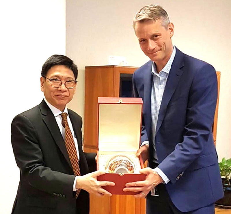 ประสบการณ์...แนวทางใหม่ๆ : กุลิศ สมบัติศิริ อธิบดีกรมศุลกากร เข้าเยี่ยมคารวะ Mr.Eivind Kloster Jensen อธิบดีศุลกากร ราชอาณาจักรนอร์เวย์ เพื่อแลกเปลี่ยนความคิดเห็น ประสบการณ์ และแนวทางการเพิ่มประสิทธิภาพในการบริการและการควบคุมทางศุลกากร ณ กรุงออสโล ราชอาณาจักรนอร์เวย์
