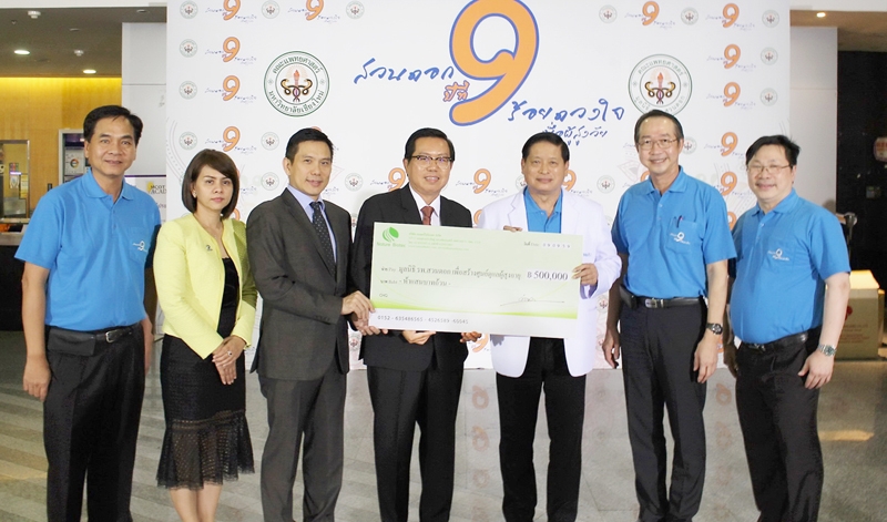 สมทบทุน : นายแพทย์ดำรงค์ เลาหะพรสวรรค์ กรรมการผู้จัดการ พร้อมด้วย ชูพงษ์ เลาหะพรสวรรค์ ประธานเจ้าหน้าที่บริหาร บริษัท เนเจอร์ไบโอเทค จำกัด ร่วมบริจาคเงินจำนวน 500,000 บาท เพื่อสมทบทุนสร้างอาคารดูแลผู้สูงอายุโรงพยาบาลสวนดอก มหาวิทยาลัยเชียงใหม่ โดยมี ศาสตราจารย์คลินิก นายแพทย์วัฒนา นาวาเจริญ คณบดีคณะแพทยศาสตร์ มหาวิทยาลัยเชียงใหม่ เป็นผู้รับมอบ ณ สถานีโทรทัศน์ช่อง 9 อสมท