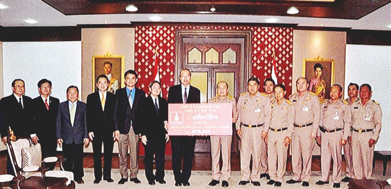 ผลักดันความยั่งยืนกิจการเกษตร : ดร.ประสิทธิ์ ดำรงชิตานนท์ พร้อมคณะผู้บริหาร กลุ่มธุรกิจการค้าระหว่างประเทศ เครือเจริญโภคภัณฑ์ มอบเครื่องสีข้าว มูลค่า 279,000 บาท ให้ พลเรือเอกณะ อารีนิจ ผู้บัญชาการทหารเรือ ณ กองบัญชาการกองทัพเรือ (พระราชวังเดิม) เพื่อใช้ในกิจการโรงสีข้าวโยทะกา อ.บางน้ำเปรี้ยว จ.ฉะเชิงเทรา เพื่อเป็นการเพิ่มศักยภาพการผลิตข้าวสาร สร้างรายได้นำเงินเข้าสมทบกองทุนสวัสดิการของกองทัพเรือ