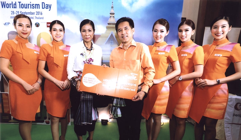 เที่ยวกันเถอะเรา : กัปตันวรเนติ หล้าพระบาง รักษาการ ปธ.จนท.บห.บจก.ไทยสมายล์ แอร์เวย์ มอบรางวัลบัตรโดยสารให้แก่ กอบกาญจน์ วัฒนวรางกูร รมว.การท่องเที่ยวและกีฬา เพื่อสนับสนุนในโอกาสที่กระทรวง เป็นเจ้าภาพจัดงานวันท่องเที่ยวโลก 2559 เป็นครั้งแรก ที่โรงแรมอวานี จ.ขอนแก่น