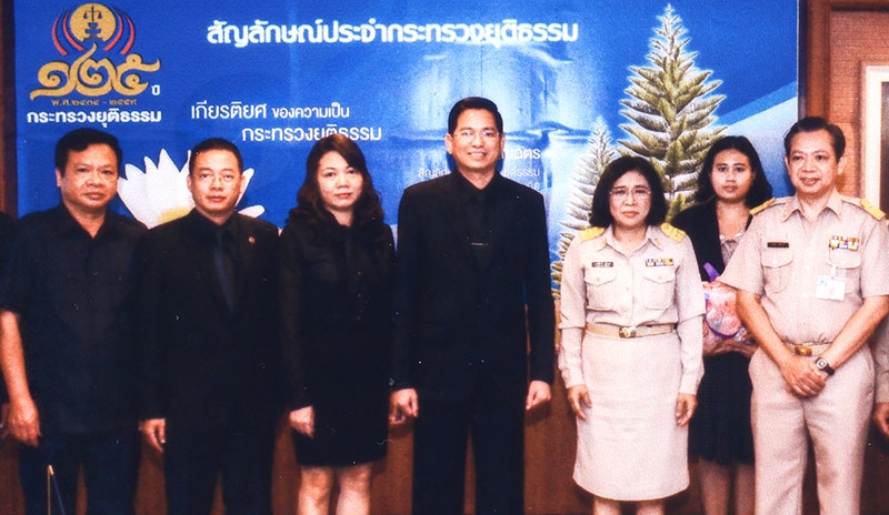 เชื่อมสัมพันธ์ : กรรณิการ์ แสงทอง รองปลัดกระทรวงยุติธรรม ต้อนรับ Mr.Nguyen Van Luc รองอธิบดีกรมบังคับคดี กระทรวงยุติธรรม สาธารณรัฐสังคมนิยมเวียดนาม พร้อมคณะ ในโอกาสเดินทางมาเพื่อแลกเปลี่ยนทางวิชาการ
ระหว่างไทยและเวียดนาม ด้านบังคับคดีทางแพ่ง ที่ศูนย์ราชการเฉลิมพระเกียรติฯ