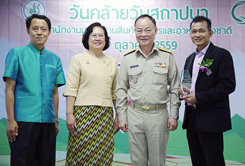 มาตรฐานสินค้าเกษตรดีเด่น : พล.อ.ประสาท สุขเกษตร เลขานุการ รมว.กระทรวงเกษตรและสหกรณ์ มอบโล่ประกาศเกียรติคุณแก่ สมนึก ยอดดำเนิน ผช.กก.ผจญ.สายจัดซื้อผักและผลไม้ บจ.เซ็นทรัลฟู้ด รีเทล ในโอกาสที่ท็อปส์ และ เซ็นทรัล ฟู้ด ฮอลล์ ได้รับรางวัลระบบมาตรฐานสินค้าเกษตรและอาหารปลอดภัยฯ จากสำนักงานมาตรฐานสินค้าเกษตรและอาหารแห่งชาติ โดยมี ดุจเดือน ศศะนาวิน และ พิศาล พงศาพิชณ์ ร่วมพิธี ณ สนง.มาตรฐานสินค้าเกษตรและอาหารแห่งชาติ