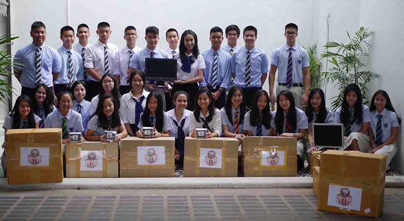 ช่วยเหลือผู้อพยพลี้ภัย : คณะนักเรียนกลุ่ม The Lionheart Society โรงเรียนนานาชาติฮาร์โรว์ มอบคอมพิวเตอร์ที่ได้จากการขอรับบริจาคจากผู้ปกครอง เพื่อส่งต่อไปยังค่ายผู้อพยพลี้ภัยแม่ลา อำเภอแม่สอด จังหวัดตาก ได้ใช้ประกอบการศึกษาของเด็ก โดยโครงการช่วยเหลือผู้อพยพค่ายแม่ลา เป็นหนึ่งในโครงการที่กลุ่ม The Lionheart Society ร่วมกับโรงเรียนนานาชาติฮาร์โรว์ ได้กระทำต่อเนื่องมาตั้งแต่ปี 2012 จนถึงปัจจุบัน