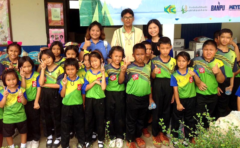 เพื่อน้องๆ : อรัญญา บุญเกลียว ผอ.ฝ่ายขายและการตลาด บจ.ไมเร็กซ์ (ประเทศไทย) ผู้จัดจำหน่ายผลิตภัณฑ์เครื่องครัวชั้นนำระดับโลกไมย์เออร์ (MEYER) และพนักงาน ร่วมมอบชุดเครื่องครัวให้แก่ตัวแทนโรงเรียนบ้านหนองหอย และครอบครัวของเด็กนักเรียน ภายใต้โครงการกิจกรรม Rally ปี 4 พกเครื่องครัว ทัวร์เมืองกาญจน์ ณ โรงเรียนบ้านหนองหอย จ.กาญจนบุรี