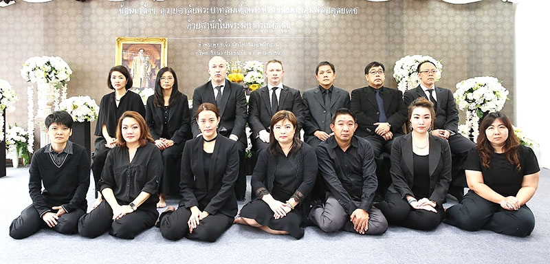 ไว้อาลัย : บริษัท ซิกน่า ประกันภัย จำกัด (มหาชน) นำโดย มร.จูเลียน เมงกัล ประธานเจ้าหน้าที่บริหารและผู้จัดการประจำประเทศไทย พร้อมคณะผู้บริหารและพนักงาน ได้จัดพิธีไว้อาลัยและบำเพ็ญกุศลเพื่อน้อมอุทิศถวายพระบาทสมเด็จพระปรมินทรมหาภูมิพลอดุลยเดช ด้วยสำนึกในพระมหากรุณาธิคุณอย่างหาที่สุดมิได้ ที่ทรงมีต่อพสกนิกรชาวไทยมาตลอดระยะเวลา 70 ปี