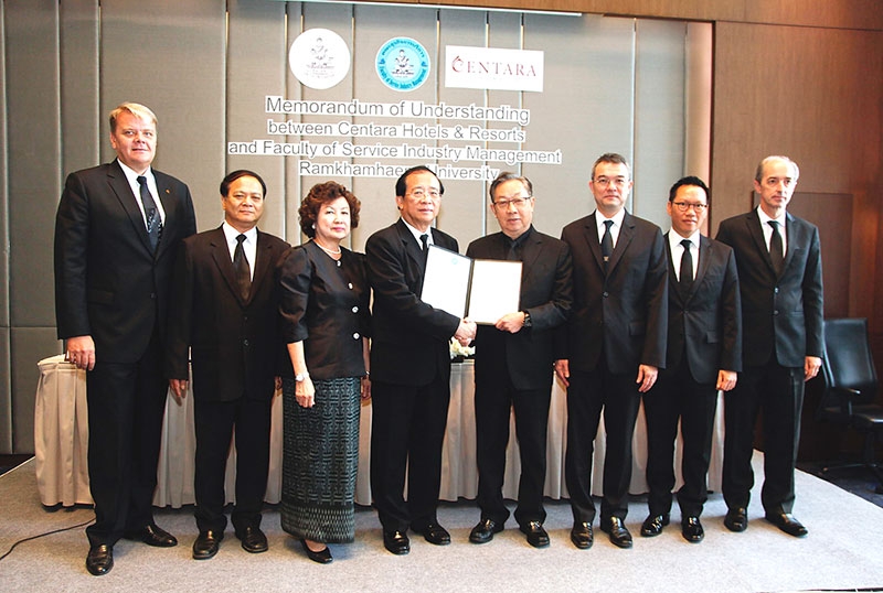ร่วมมือ : ผศ.วุฒิศักดิ์ ลาภเจริญทรัพย์ อธิการบดีมหาวิทยาลัยรามคำแหง ลงนามความร่วมมือทางวิชาการกับ สุทธิเกียรติ จิราธิวัฒน์ ประธานกรรมการโรงแรมและรีสอร์ทในเครือเซ็นทารา เพื่อผลิตบุคลากรเข้าสู่ตลาดแรงงานด้านอุตสาหกรรมบริการ การท่องเที่ยว การโรงแรมและโลจิสติกส์ ให้กับประเทศและก้าวสู่ระดับสากล