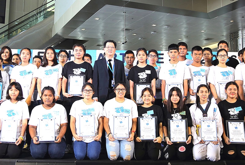 “ไฟ-ฟ้า อาร์ต เฟสต์ 2016” : บุญทักษ์ หวังเจริญ ประธานเจ้าหน้าที่บริหาร ทีเอ็มบี เปิดงาน “ไฟ-ฟ้า อาร์ต เฟสต์ 2016” นำเสนอการเปลี่ยนแปลงของเยาวชนที่ได้รับการ จุดประกายจากศูนย์ไฟ-ฟ้า ซึ่งเป็นโครงการซีเอสอาร์ของทีเอ็มบี และส่งต่อแรงบันดาลใจ ไปสู่อาสาสมัครทีเอ็มบีและชาวชุมชน ในการทำกิจกรรมเปลี่ยนสังคมให้ดีขึ้นอย่างยั่งยืน พร้อมมอบเกียรติบัตรแก่เยาวชนโครงการ “ไฟ-ฟ้า” ที่เรียนรู้ทักษะการดำเนินชีวิตและเข้าร่วมกิจกรรมสร้างสรรค์เชิงศิลปะ ที่ศูนย์ไฟ-ฟ้า ครบ 3 ปี ณ ทีเอ็มบี สำนักงานใหญ่ ถนนพหลโยธิน