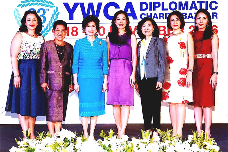 แถลงข่าว : สุพัตรา จิราธิวัฒน์ รองกรรมการผู้จัดการใหญ่ สำนักนโยบายองค์การสัมพันธ์และภาพลักษณ์ บริษัท กลุ่มเซ็นทรัล จำกัด ร่วมกับ มาดามจูริ เซคิกูชิ-โดรเฟนิก ภริยาเอกอัครราชทูตออสเตรีย ประจำประเทศไทย แถลงข่าวการจัดงานเทศการออกร้านนานาชาติครั้งใหญ่ที่สุดในประเทศกับงาน 63rd YWCA Diplomatic Charity Bazaar 2016 @ CentralWorld ระหว่างวันที่ 18-20 พฤศจิกายน 2559 ณ ศูนย์การค้าเซ็นทรัลเวิลด์