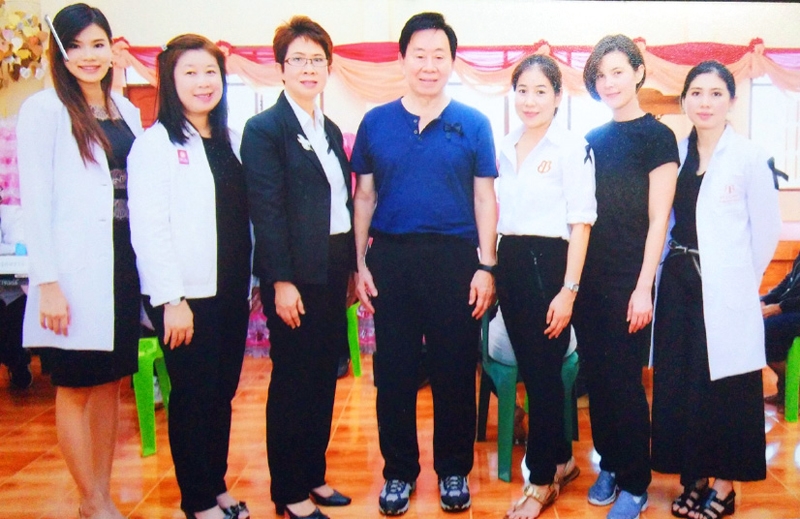 ช่วยเหลือ : สมใจนึก เองตระกูล ประธานที่ปรึกษา บีบีคลินิก พร้อมด้วย สินีนารถ เองตระกูล, ธัญญาเรศเองตระกูล จัดโครงการ “แบ่งปันน้ำใจ ช่วยเหลือผู้ประสบภัยน้ำท่วม” เตรียมเครื่องนุ่งห่ม ยารักษาโรค พร้อมระดมทีมแพทย์เพื่อรักษาอาการเบื้องต้นให้แก่ชาวอยุธยาที่อยู่บริเวณ ต.วัดยม และ ต.สะพานไทย โดยมี อารีวรรณ อมะรักษ์ และ นวลนารถ สายสุทธิวงษ์ ร่วมนำสิ่งของไปบริจาคด้วย ณ วัดกำแพงแก้ว จ.พระนครศรีอยุธยา