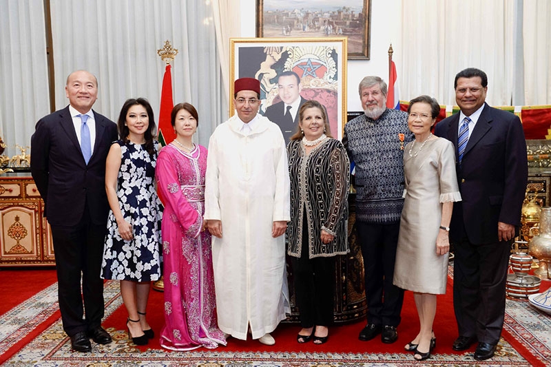 มอบเครื่องราชฯ : ฯพณฯอับเดลอิลาห์เอลฮุสนี่ เอกอัครราชทูตโมร็อกโกประจำประเทศไทย เป็นประธานในพิธีมอบเครื่องราชอิสริยาภรณ์ ให้แก่ วิลเลี่ยม เอ็ลล์วู้ด ไฮเน็ค ประธานกรรมการและประธานเจ้าหน้าที่บริหาร บ.ไมเนอร์อินเตอร์เนชั่นแนล จำกัด (มหาชน) พร้อมด้วยคู่สมรส ณ ทำเนียบเอกอัครราชทูตโมร็อกโกประจำประเทศไทย