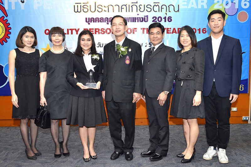 บุคคลตัวอย่าง : สลิลาพร กองทองมณีโรจน์ ประธานเจ้าหน้าที่บริหาร บริษัท มี อินฟินิตี้ (ประเทศไทย) จำกัด เข้ารับโล่ประกาศเกียรติคุณ “บุคคลตัวอย่างในภาคธุรกิจ” ในโครงการบุคคลคุณภาพแห่งปี 2016 ซึ่งจัดโดยมูลนิธิ สภาวิทยาศาสตร์และเทคโนโลยีแห่งประเทศไทย (มสวท.) โดยมี ศ.ดร.ประสิทธิ์ ทีฆพุฒิ ประธานกรรมการมูลนิธิฯ ณ หอประชุมใหญ่ ศูนย์ประชุมสถาบันวิจัยจุฬาภรณ์