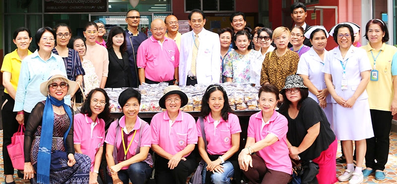 แบ่งปันรอยยิ้ม : ดร.นพ. มโน เลาหวณิช ประธานมูลนิธิกัลยาณการุณย์, กลุ่มพุทธฉายาฯ และ ฌาลิศา วาณิชรัตนากร ผอ.ฝ่ายทรัพยากรบุคคล โรงแรมดุสิตธานี พัทยา มอบขนมให้แก่ นพ.สุทัศน์ ดวงดีเด่น ผอ.โรงพยาบาลมะเร็งชลบุรี เพื่อให้ผู้ป่วยที่เกิดในเดือน ต.ค.และแจกจ่ายให้ผู้ที่อยู่ในขณะรับการรักษา