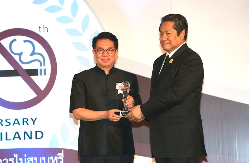 องค์กรร่วมสร้างสรรค์ : พลากร สุวรรณรัฐ องคมนตรี เป็นประธานในพิธีมอบโล่ประกาศเกียรติคุณแก่บุคคลและองค์กรที่ได้ร่วมรณรงค์ไม่สูบบุหรี่ ในโอกาสครบรอบ 30 ปี ของมูลนิธิรณรงค์เพื่อการไม่สูบบุหรี่ โดยมี เขมทัตต์ พลเดช กรรมการผู้อำนวยการใหญ่ สถานีโทรทัศน์พีพีทีวี เอชดี ช่อง 36 เป็นตัวแทนรับโล่ประกาศเกียรติคุณ ณ โรงแรมเอเชีย กรุงเทพฯ