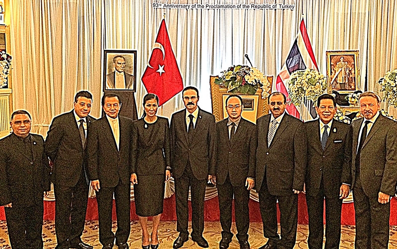 วันชาติตุรกี : H.E. Mr.Ahmet Idem AKAY อัครราชทูตตุรกีประจำราชอาณาจักรไทย จัดงานในโอกาสครบรอบ 93 ปี วันชาติตุรกี โดยมี กอบกาญจน์ วัฒนวรางกูร (รมว.การท่องเที่ยวและกีฬา) มาร่วม ท่ามกลางทูตานุทูต ณ โรงแรม Dusit Thani Bangkok